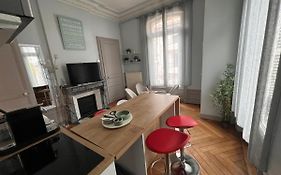 4 People+Free Street Parking+Cosy Centre Ville